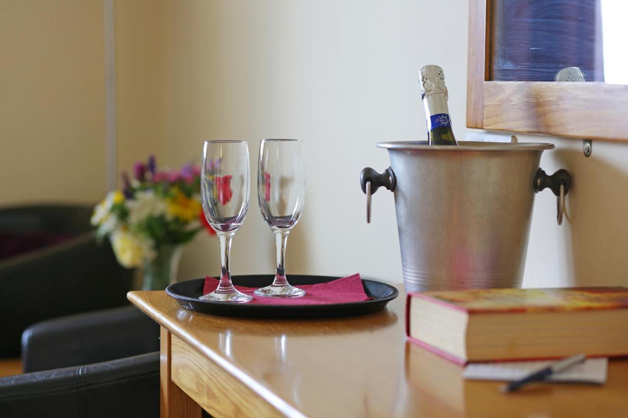Отель Masons Arms Montacute Экстерьер фото